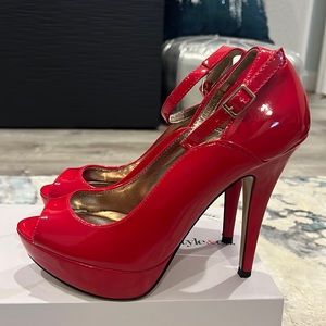 Shiny red “Janice” Steve Madden size 9M platform high heels peep toe ankle strap